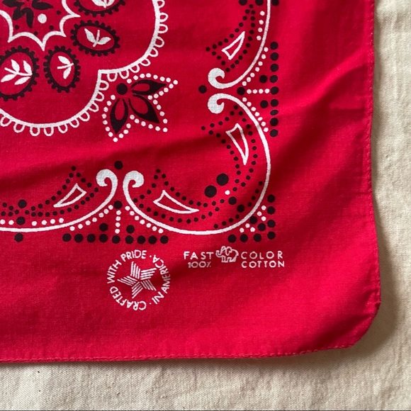✨SOLD✨VTG 100% cotton Bandana in Red.
handmade in America/USA - Picture 5 of 7